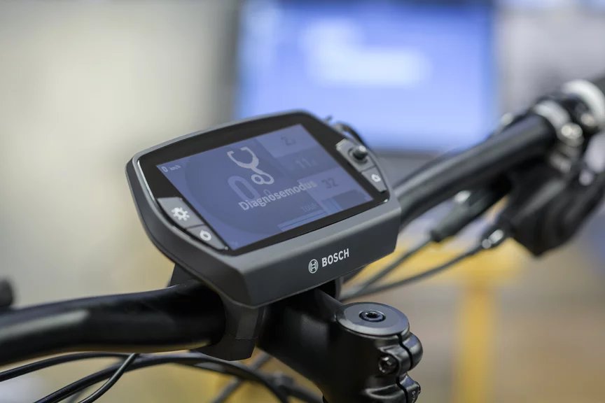 Nahaufnahme eines Displays an einem Fahrradlenker, auf welchem "Diagnosemodus" zu lesen ist.