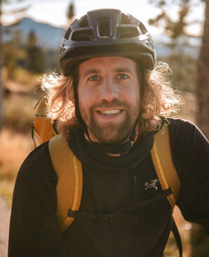 Un cycliste du VAE avec son casque sourit.