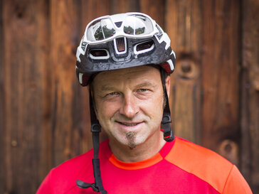 Stefan Schlie wearing a bike helmet