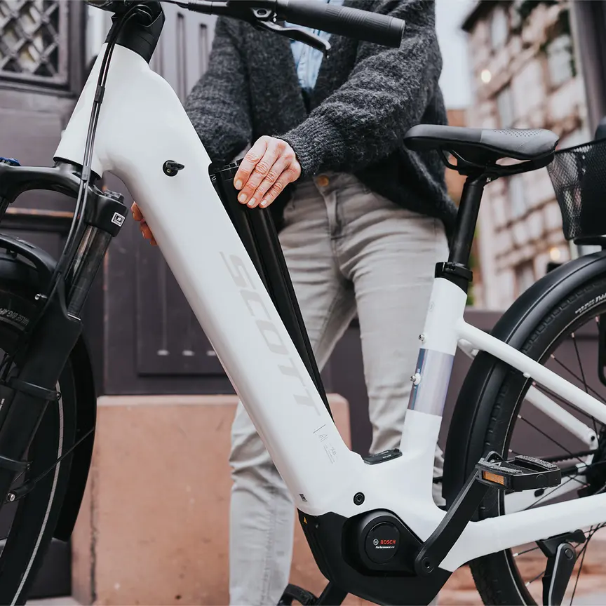 Nahaufnahme eines eBikes, bei dem der integrierte Akku entfernt wird.