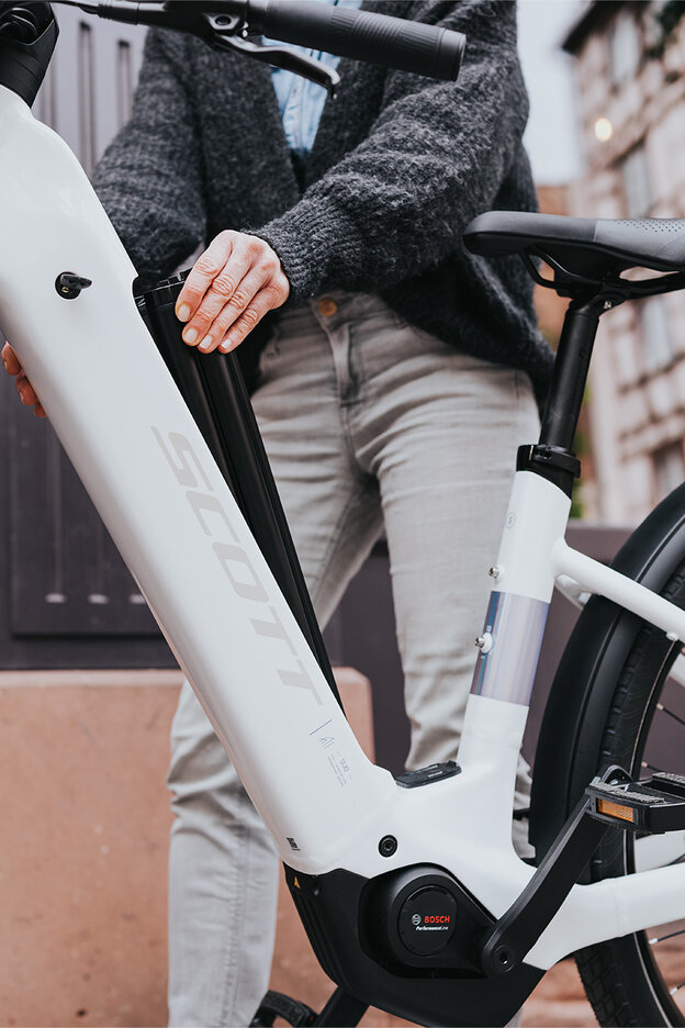 Focus on the frame of an eUrban bike, where the integrated battery is removed.