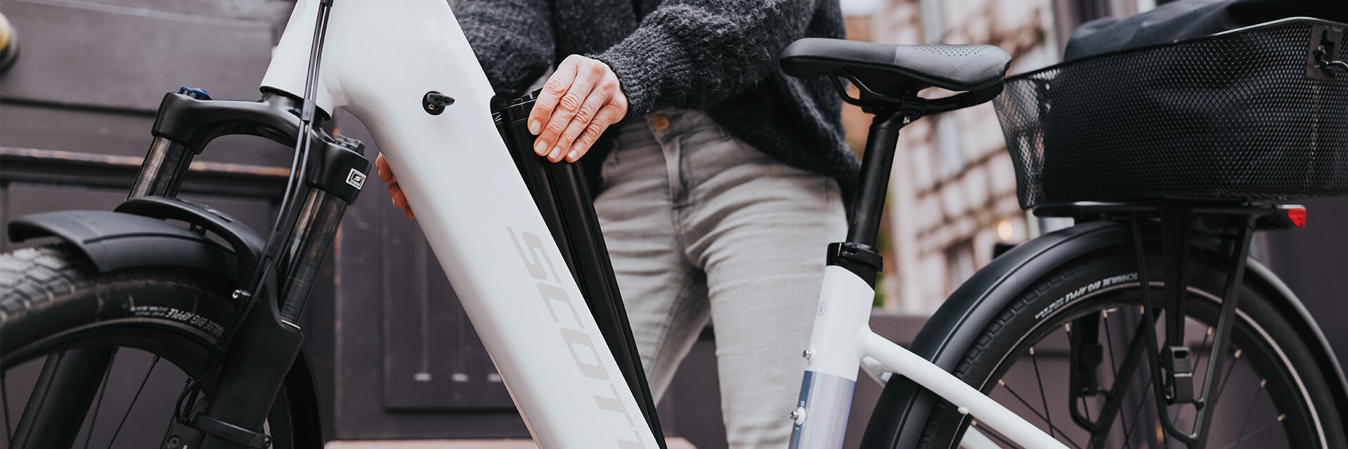 Nahaufnahme eines eBikes, bei dem der integrierte Akku entfernt wird.