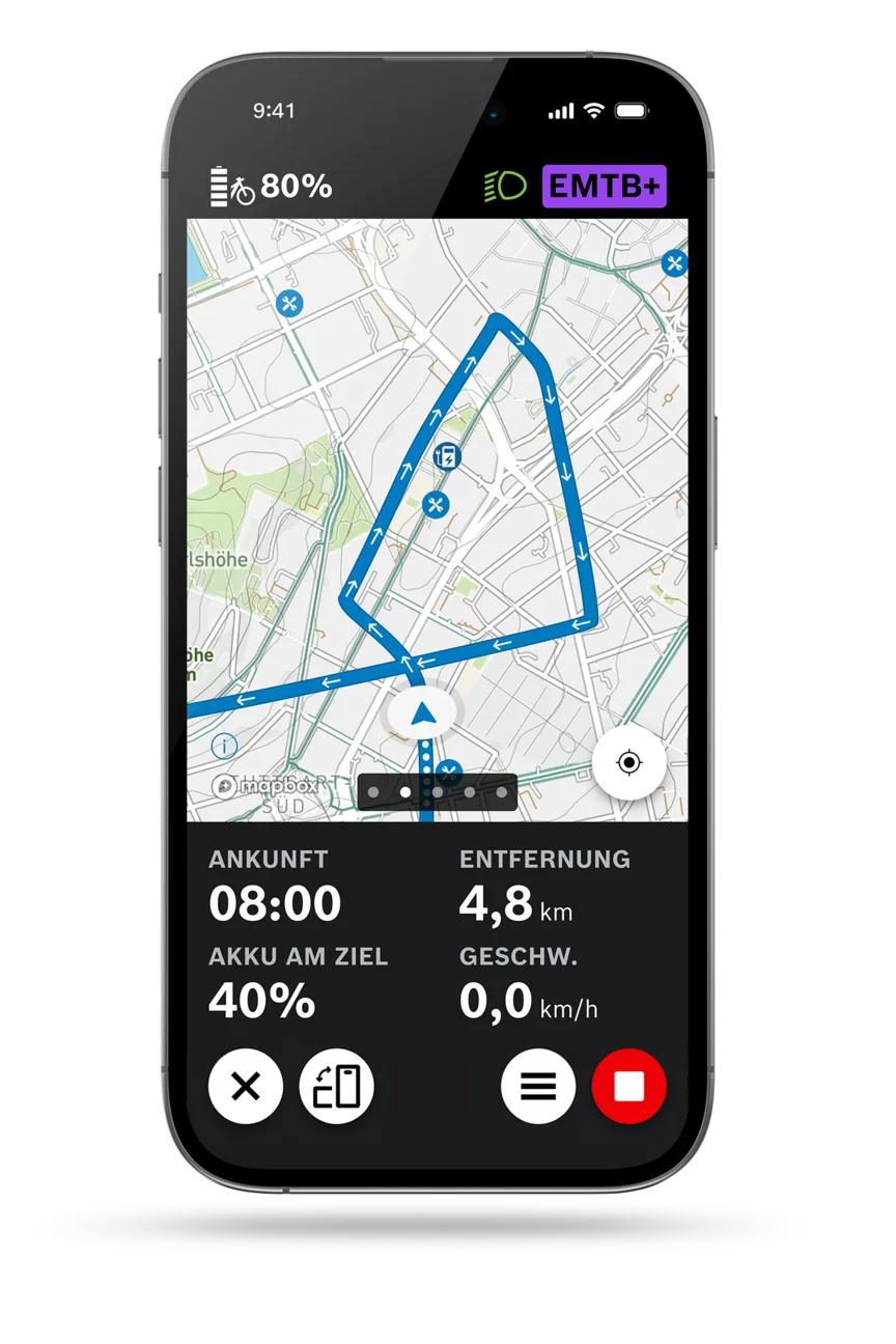 Screenshot eines Smartphone-Displays, das die aktive Routennavigation in der eBike Flow App zeigt, mit Karte, Ankunftszeit, verbleibender Strecke, Ladezustand bei Ankunft und aktueller Geschwindigkeit.
