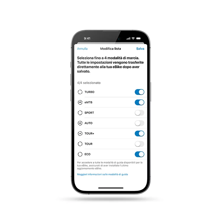 Smartphone ritagliato con app eBike Flow aperta e selezione della modalità visibile sul display.