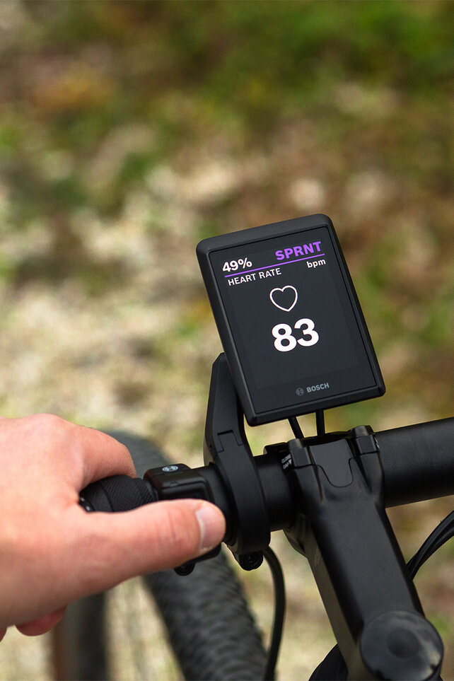 Weergave van het stuur van een eGravel-fiets met Kiox 500 waarop de hartslag wordt weergegeven.