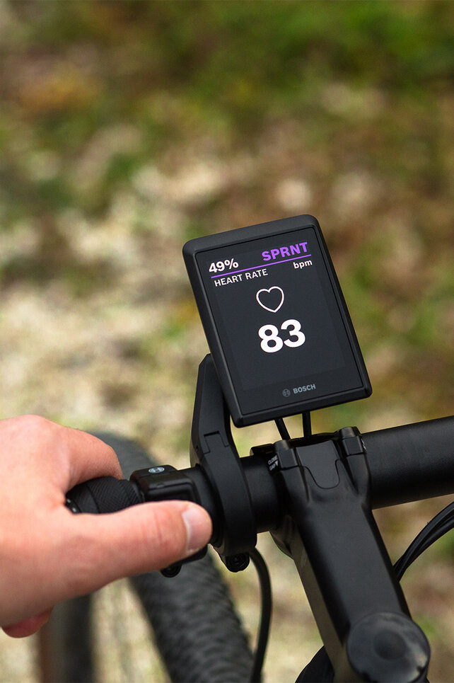 View of the handlebars of an eGravel bike with Kiox 500, displaying the heart rate.