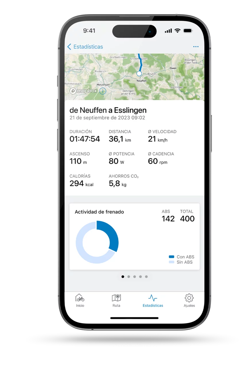 Smartphone recortado con la aplicación eBike Flow abierta, mostrando las últimas estadísticas.