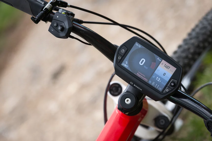 eBike Lenker aus der Sicht des Fahrers, mit einem befestigten und aktiven Nyon-Display.