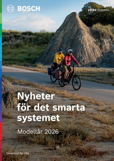 Omslag till en produktbroschyr med texten "New for det smarta systemet", inklusive "modellår 2025". Två elcyklist syns som bakgrundsbild. I det övre högra hörnet står det "elcykel (/eBike) Systems".