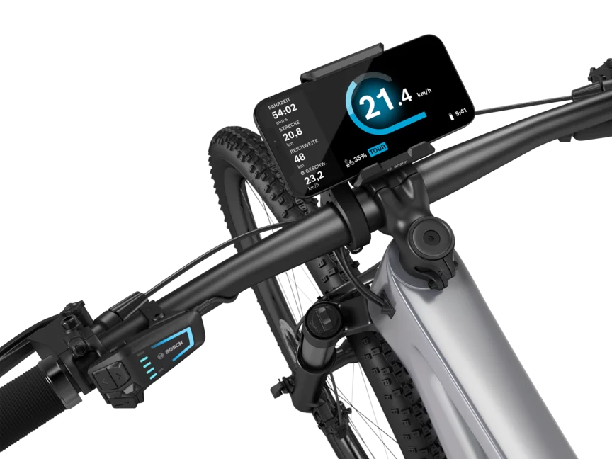 Zoomez sur le guidon d’un vélo électrique à coupe libre, sur lequel on peut voir un SmartphoneGrip avec un smartphone inséré.