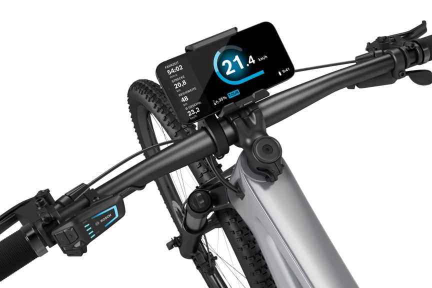 Zoom auf den Lenker eines freigeschnittenenes eBikes, an dem ein SmartphoneGrip mit eingesetztem Smartphone zu erkennen ist. 