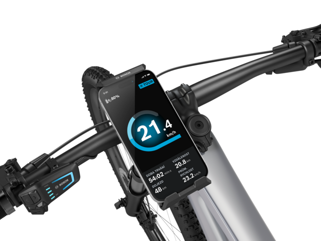 Detailní záběr řídítek elektrokola, vlevo je umístěn SmartphoneGrip Vertical s vloženým smartphonem