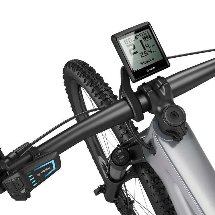Am schwarzen Lenker eines eBikes sind ein LED Remote, sowie ein Intuvia 100 befestigt. Das Display zeigt die Geschwindigkeit, die Strecke, den Akkustand, die Lichteinstellung und die Motoreinstellung an. 