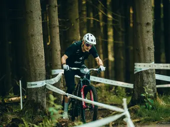Les athlètes en e-veste relèvent les sentiers exigeants lors du eMTB Challenge à Willingen.