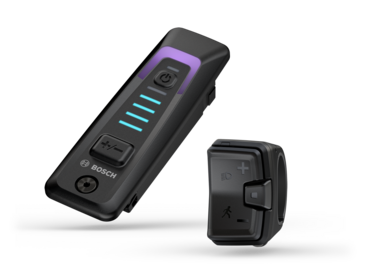 Ein System Controller und ein Mini Remote freigestellt vor schwarzem Hintegrund.