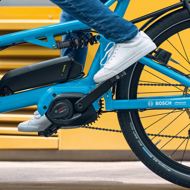 Nahaufnahme Cargo Line an einem blauen befahrenen eCargo Bike.