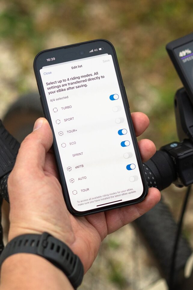 Weergave van een smartphone waarop de vier favoriete rijmodi zijn geselecteerd.