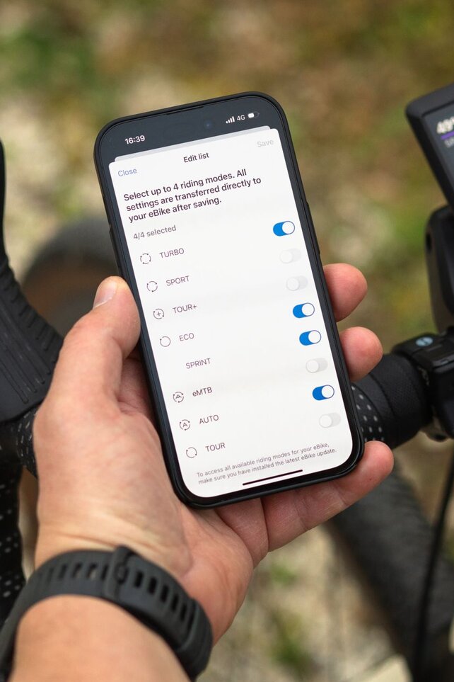Visning av en smarttelefon der de fire favorittkjøremodusene er valgt.