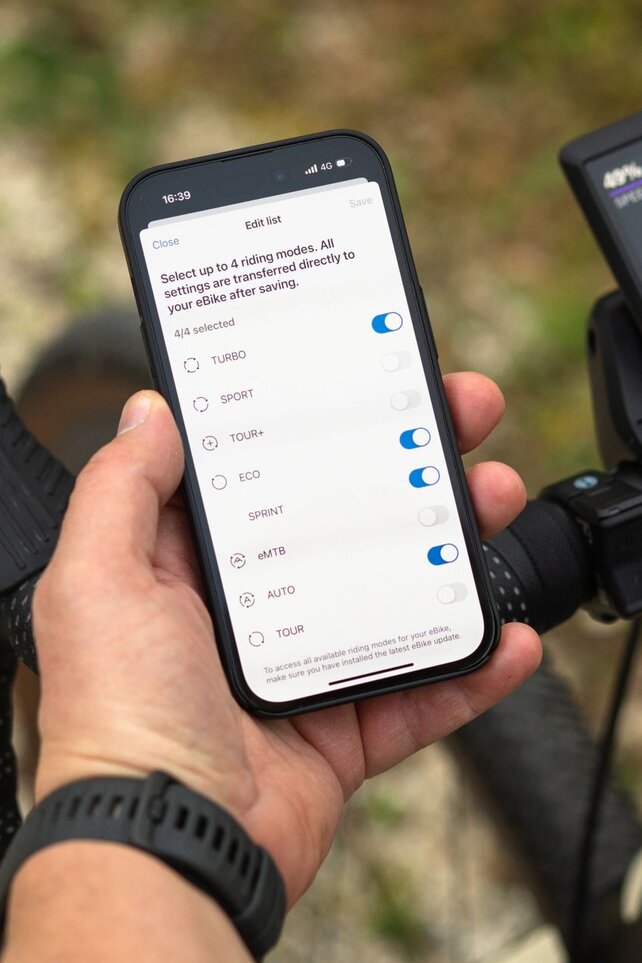 Pohled na chytrý telefon, na kterém jsou vybrány čtyři oblíbené jízdní režimy.