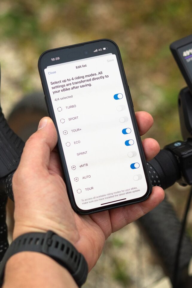 Visualizzazione di uno smartphone su cui sono selezionate le quattro modalità di guida preferite.