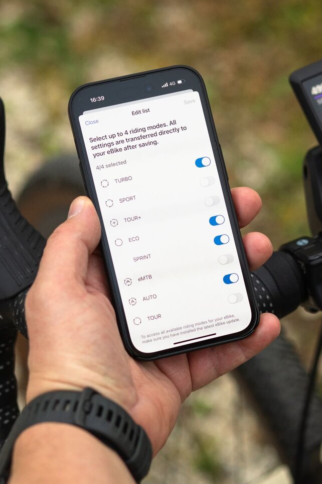 Vue d’un smartphone où les quatre modes de conduite préférés sont sélectionnés.
