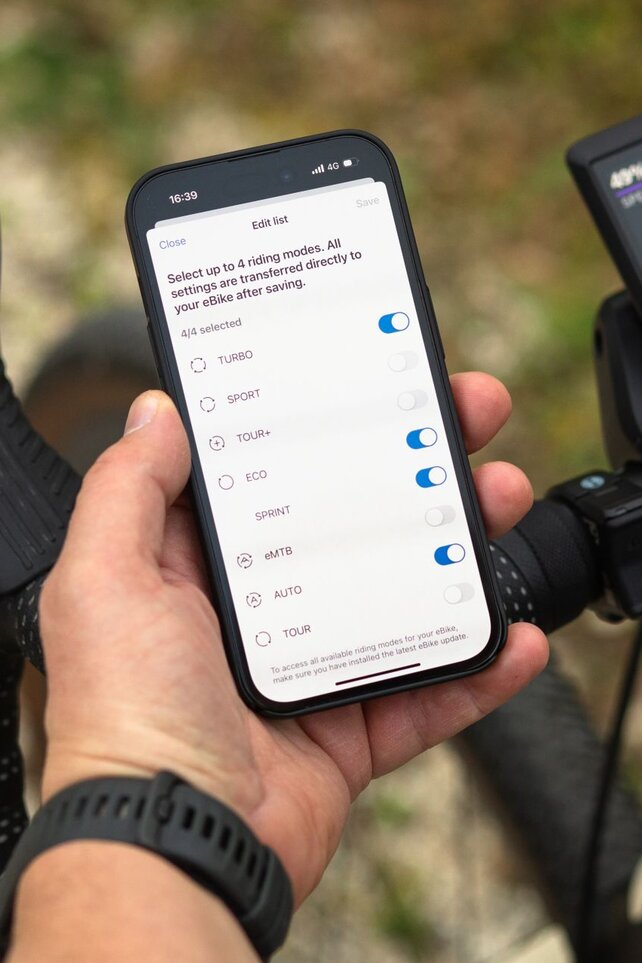 Vista de un smartphone donde se seleccionan los cuatro modos de conducción favoritos.