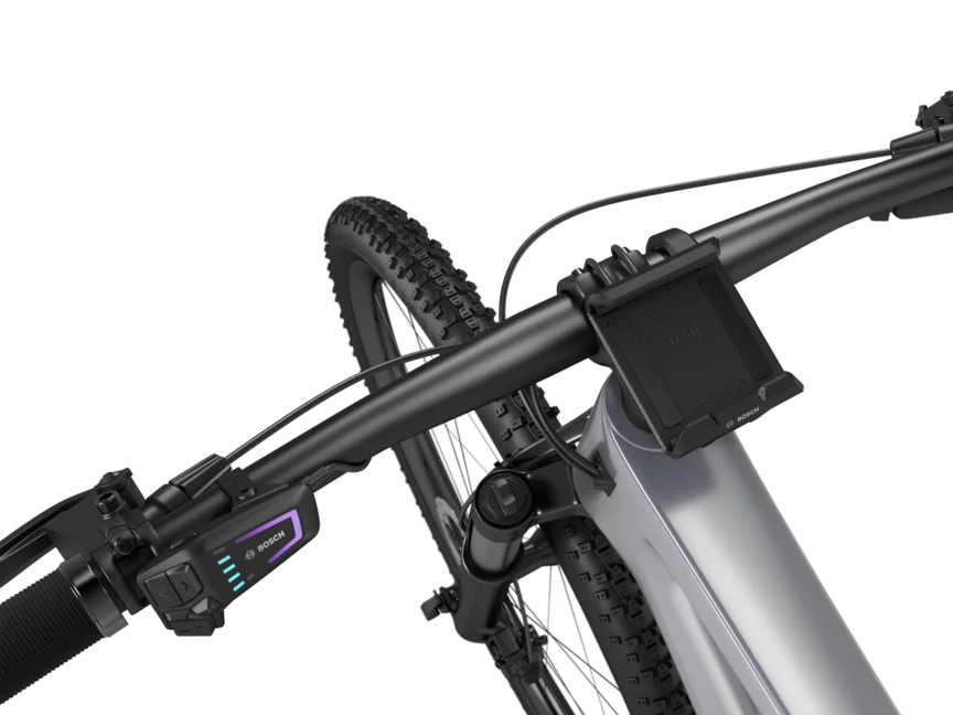 Un eBike noir détaché sur un fond blanc, équipé d'un SmartphoneGrip monté sur le guidon.