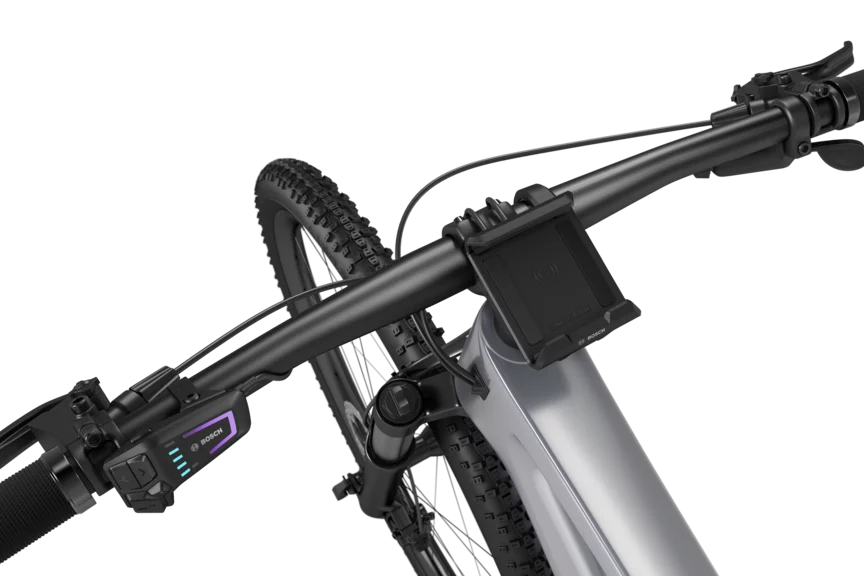 Una eBike nera ritagliata su uno sfondo bianco, con uno SmartphoneGrip montato sul manubrio.