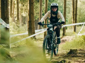 Les passionnés d’e-veste maîtrisent les sentiers exigeants lors du eMTB Challenge à Willingen.