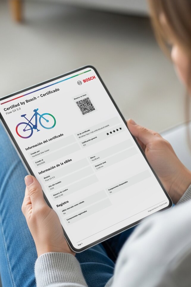 persona que sostiene una tablet con el certificado digital "Certificado por Bosch" para una eBike Bosch.