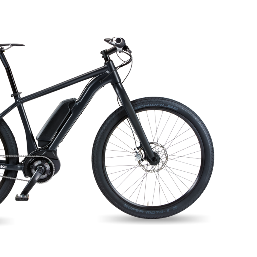 Freigestelltes schwarzes eBike mit Nahaufnahme auf den Vorderreifen.