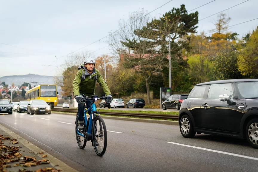 eBike-rijders in het verkeer op weg naar het werk.