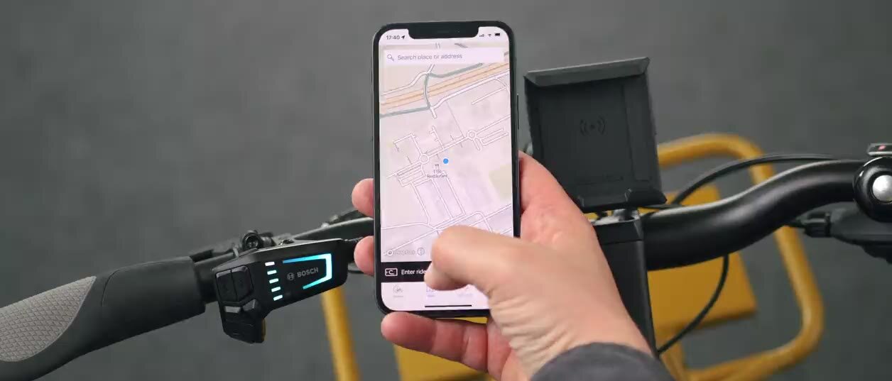 Compilation showing navigation started on the smartphone via the eBike Flow app. The smartphone is then attached to the SmartphoneGrip. Next, you see a riding scene with the ride screen of the eBike Flow app displayed, and at the end, the smartphone is removed from the mount.