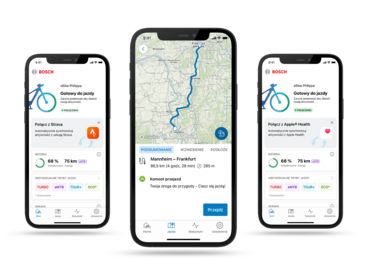 Trzy Smartphone ustawione obok siebie na czarnym tle. Wyświetlacze pokazują różne strony aplikacji eBike Flow.