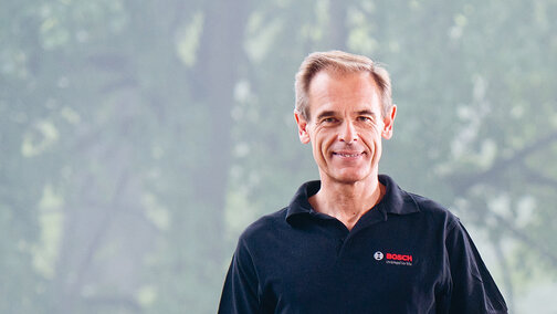 Portrait de Volkmar Denner avec un t-shirt Bosch.
