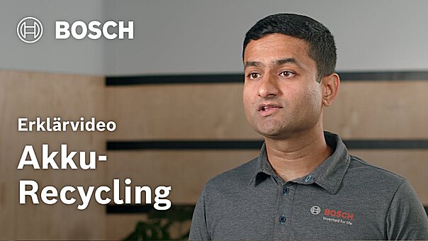 Ein Bosch Mitarbeiter vor einer Wand, welcher erklärende Bewegungen macht und in die Kamera redet. Links neben ihm.auf dem Bild die Aufschrift 'Erklärvideo Akku-Recycling' und das Bosch Logo.
