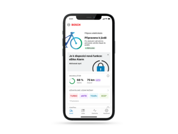 Snímek obrazovky domovské karty aplikace eBike Flow, který zobrazuje novou službu eBike Alarm, poskytující dodatečnou bezpečnostní funkci pro uživatele eBiku.