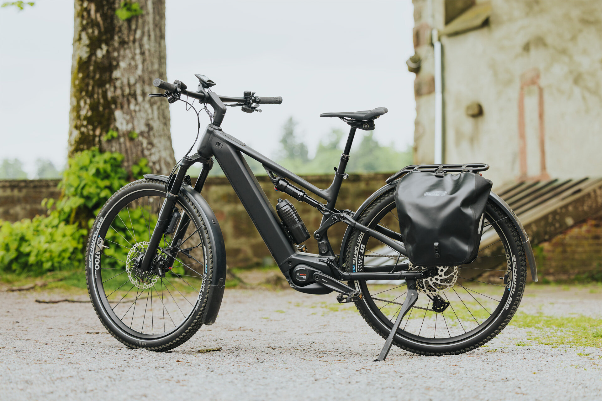Svart eTrekking-bike med sadelväska och utrustad med Performance Line PX.
