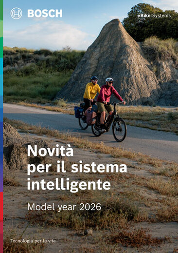Copertina di una brochure prodotto con il testo "Novità per il sistema intelligente", incluso "model year 2025". Come immagine di sfondo sono presenti due eBiker. In alto a destra è presente eBike Systems.