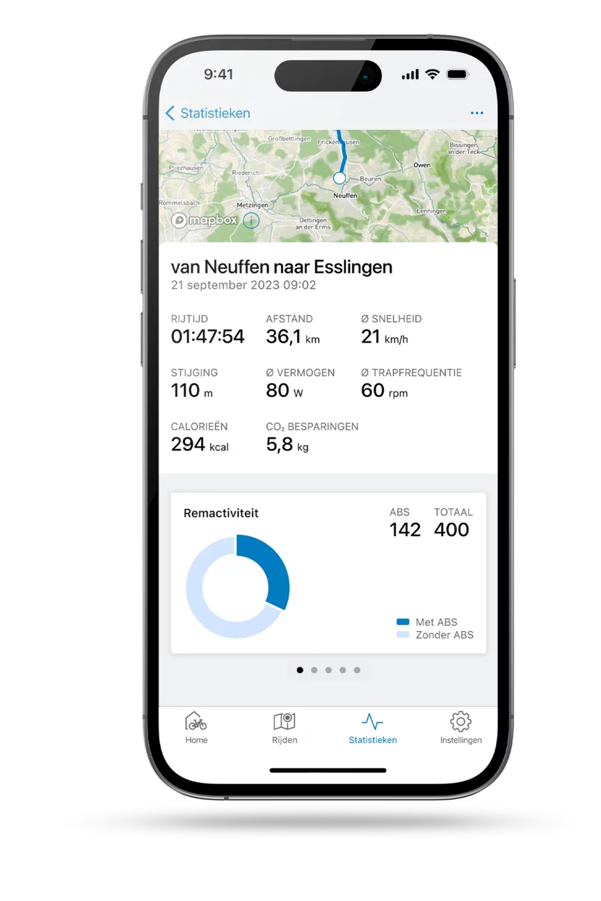Uitgelichte smartphone met geopende eBike Flow-app waarop de laatste statistieken zichtbaar zijn.