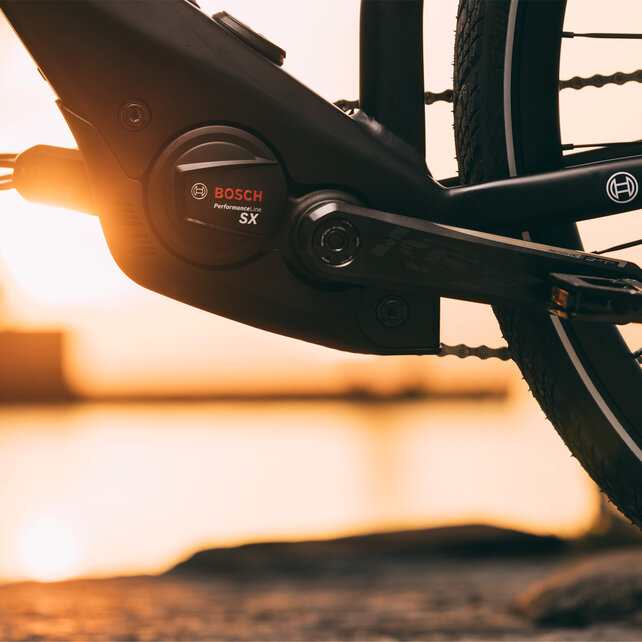 De Performance Line SX op de e-bike, waarbij de zon lichtjes doorschijnt op de achtergrond.