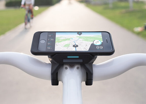 Blick auf Smartphone mit COBI.Bike App, das per Hub am Pedelec-Lenker montiert ist