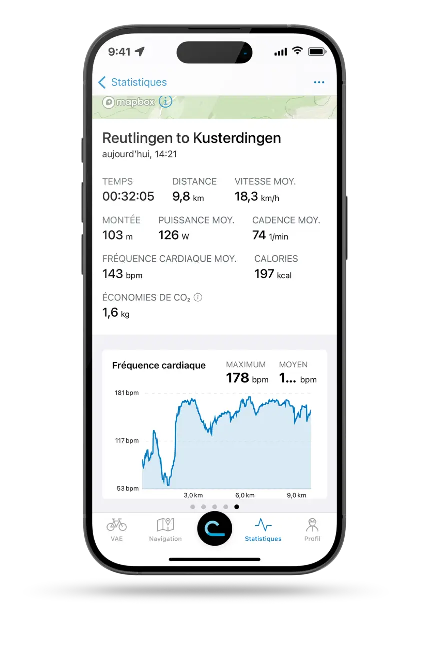 Smartphone détouré avec application eBike Flow ouverte affichant les statistiques de trajet d’un parcours de Reutlingen à Kusterdingen.
