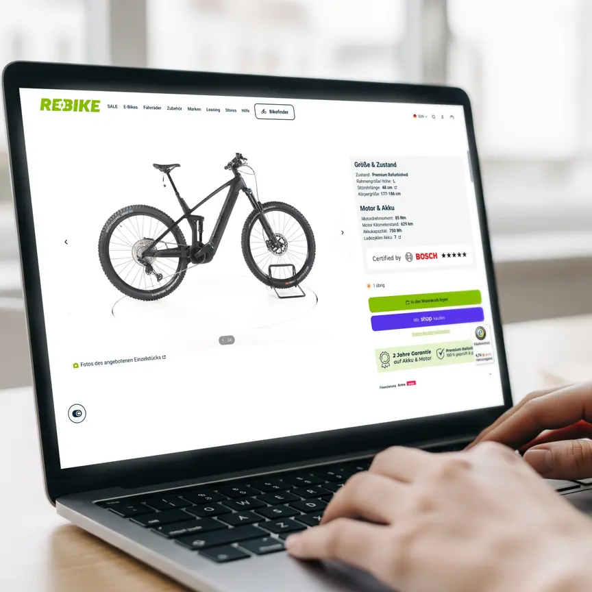 Eine Person blättert auf einem Laptop durch ein „Certified by Bosch“-Zertifikat.
