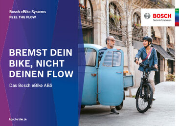 Cover einer Produktbroschüre mit dem Text "Bosch eBike Systems FEEL THE FLOW" Oben Links, und "BREMST DEIN EBIKE, NICHT DEINEN FLOW Das Bosch eBike ABS" auf blauem Hintergrund. Als Hintergrundbild ist eine eBikerin und ein Mann zu sehen. Oben rechts ist das Bosch-Logo abgebildet.