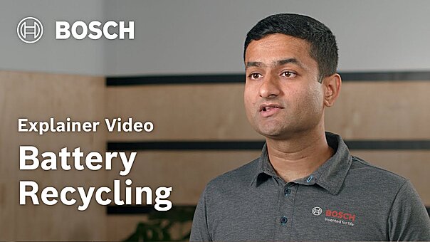 Een medewerker van Bosch die praat en uitleg geeft met handgebaren, naast hem het Bosch-logo en de tekst 'Explainer Video Battery Recycling'.