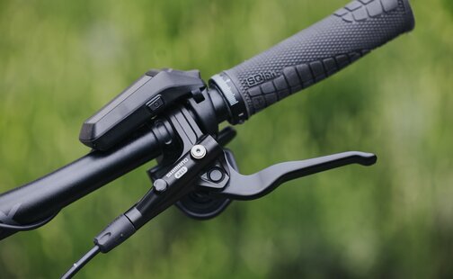 närbild på en broms på styret på ett eBike.