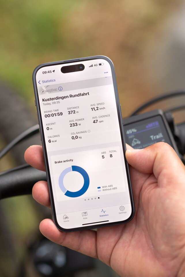 Nahaufnahme eines Smartphones, auf dem die Statistiken in der eBike Flow App dargestellt sind.