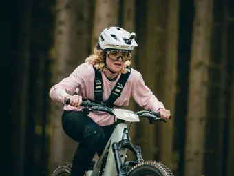 Les athlètes e-veste relèvent les sentiers exigeants lors du eMTB Challenge à Willingen.