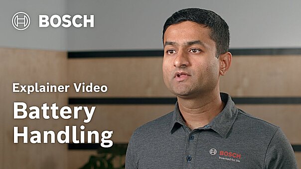 Een medewerker van Bosch die praat en verklarende handbewegingen maakt, naast hem het Bosch-logo en de tekst 'Explainer Video Battery Handling'.